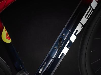 Trek Domane SLR 6 AXS 62 Metallic Red Smoke to Blue Smo Produktbild 3