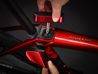 Trek Domane SLR 9 47 Metallic Red Smoke to Red Carbon S Produktbild 8