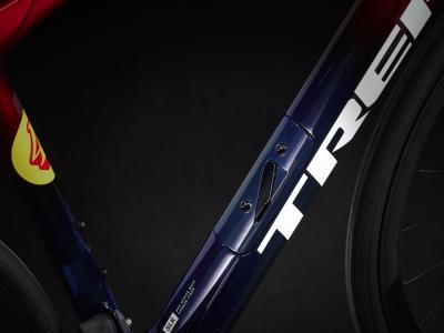 Trek Domane SLR 9 eTap 56 Metallic Red Smoke to Blue Sm Produktbild 3