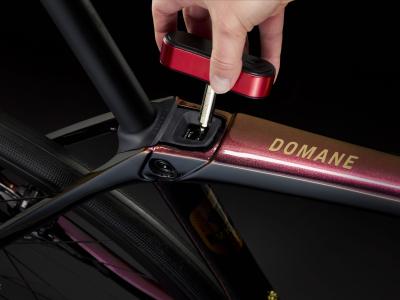 Trek Domane SLR 7 AXS 58 Axinite Flip/Trek Black Produktbild 8